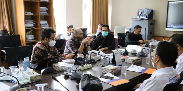 Rapat kerja Komisi A DPRD Kota Bandung bersama Diskominfo di ruang Rapat Komisi A Rabu, (26/1/2022).
