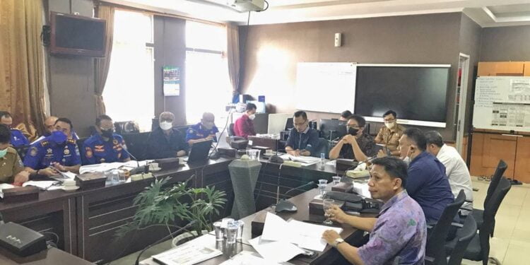 Ket. Foto: Panitia Khusus (Pansus) 7 DPRD Kota Bandung menggelar rapat kerja membahas Raperda tentang Pencegahan Bahaya Kebakaran dan Penanggulangan Bencana, di Gedung DPRD Kota Bandung, Rabu (26/1/2022). Satria/Humpro DPRD Kota Bandung.