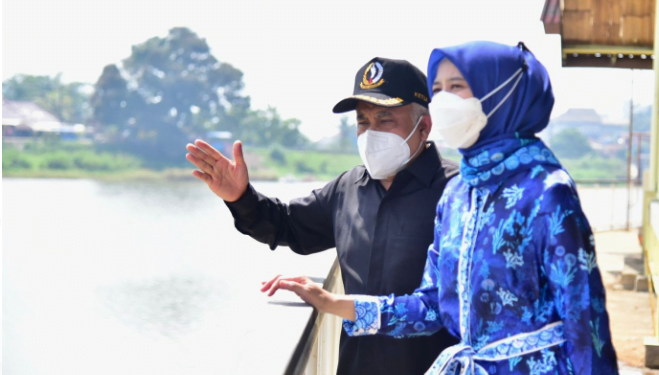 Wakil Ketua DPRD Jabar Ineu Purwadewi Sundari beserta Komisi IV DPRD Jabar saat melakukan kunjungan lapangan di lokasi Revitalisasi Situ Ciburuy Kabupaten Bandung Barat, Rabu (5/1/2022)