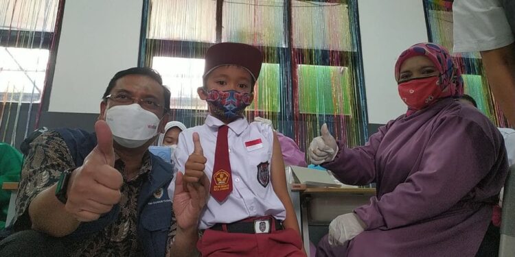 Ketua DPRD Kota Bandung, H. Tedy Rusmawan bersama siswa usai vaksinasi Covid-19 di SDN 006 Buah Batu, Jalan Ibrahim Adjie, Kota Bandung, Rabu (26/1/2021).