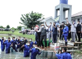 Gubernur Jabar Ridwan Kamil dan Kadisdik Jabar Dedi Supandi foto bersama
Guru dan Siswa SMKN 1 Mundu Cirebon (foto:dok.disdik)