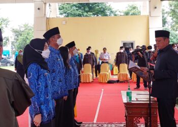 Bupati OKU Timur H Lanosin Hamzah ST Saat Mengambil Sumpah/Janji PNS Formasi 2019 Di Balai Rakyat Pemkab OKU Timur. Kamis, (3/2/2022)