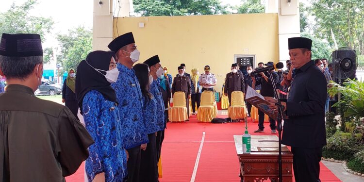 Bupati OKU Timur H Lanosin Hamzah ST Saat Mengambil Sumpah/Janji PNS Formasi 2019 Di Balai Rakyat Pemkab OKU Timur. Kamis, (3/2/2022)