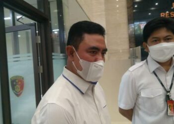 Teks foto: Dirtipideksus Bareskrim Polri, Brigjen Wisnu Hermawan Februanto, S.IK, MH bersama Kanit III Subdit I / INDAG Dittipideksus Bareskrim Polri yang juga Pelaksana Satgas Pangan di lapangan, Kompol Dr. H. Samian, SH, S.IK, M.Si. (Sumber foto detik).