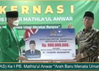 Teks foto: Ketua Komisi VIII DPR RI, Yandri Susanto (kanan) pada pembukaan Rakernas Pengurus Besar Mathla'ul Anwar (PBMA) di Serang Banten, Jumat (11/2/2022) menyerahkan bantuan dana sebesar Rp 900 juta untuk kepentingan pembinaan madrasah di lingkungan Mathla'ul Anwar. Bantuan dana tersebut secara simbolis diterima oleh Ketua Umum PBMA KH Embay Mulya Syarief (kiri). (Foto: Istimewa).