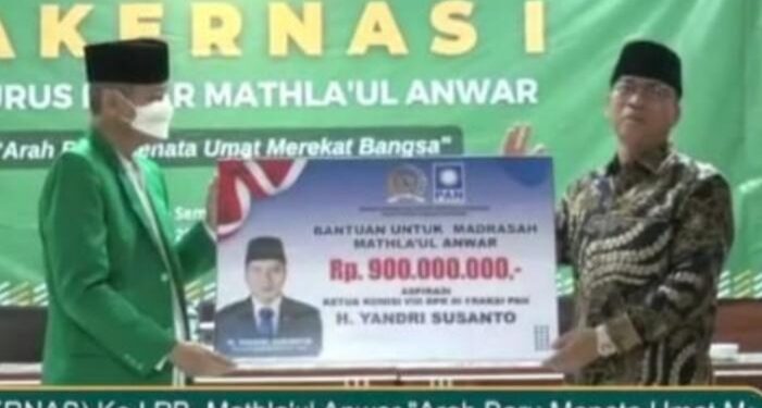 Teks foto: Ketua Komisi VIII DPR RI, Yandri Susanto (kanan) pada pembukaan Rakernas Pengurus Besar Mathla'ul Anwar (PBMA) di Serang Banten, Jumat (11/2/2022) menyerahkan bantuan dana sebesar Rp 900 juta untuk kepentingan pembinaan madrasah di lingkungan Mathla'ul Anwar. Bantuan dana tersebut secara simbolis diterima oleh Ketua Umum PBMA KH Embay Mulya Syarief (kiri). (Foto: Istimewa).