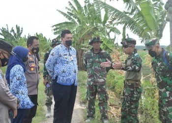 Teks foto: Camat Karanganyar, Sugianto, S.Ip, MM saat mendampingi Dandim 0716/Demak, Letkol Czi Setya Pratomo saat meninjau pelaksanaan karya bakti. (Doc).