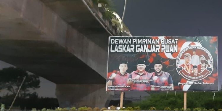 Teks foto: Billboard Ganjar - Puan dan Ir. Soekarno dengan 6x 12m di depan kantor Walikota Bekasi, Jawa Barat. (Doc).