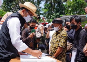 Teks foto: Kang Emil saat menandatangani Kartu Anggota Komunitas Gada Membaca di Ciamis Jawa Barat, Sabtu, 19 Februari 2022 (Foto: Istimewa).