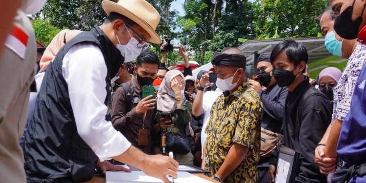 Teks foto: Kang Emil saat menandatangani Kartu Anggota Komunitas Gada Membaca di Ciamis Jawa Barat, Sabtu, 19 Februari 2022 (Foto: Istimewa).