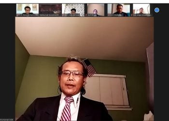 Teks foto: Sidang online, tampak salah satu pemohon/prinsipal, Chris Komari dari USA. (Doc).