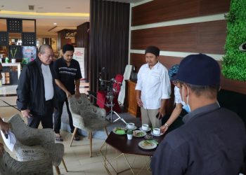 Teks foto: Ketua DPD RI, AA LaNyalla Mahmud Mattalitti menerima aspirasi Paguyuban Peternak Rakyat Indonesia (PPRI) Kabupaten Magetan di sela-sela kegiatan resesnya di Madiun, Jawa Timur, Jum'at (25/2/2022). (Doc).