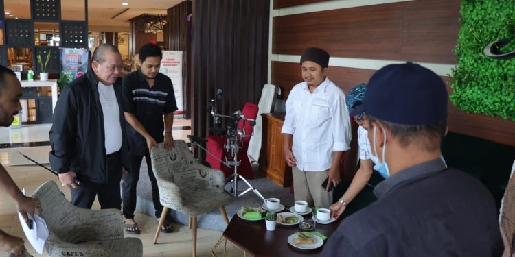 Teks foto: Ketua DPD RI, AA LaNyalla Mahmud Mattalitti menerima aspirasi Paguyuban Peternak Rakyat Indonesia (PPRI) Kabupaten Magetan di sela-sela kegiatan resesnya di Madiun, Jawa Timur, Jum'at (25/2/2022). (Doc).