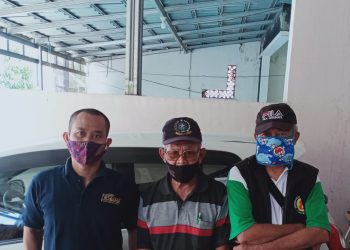 Teks foto: ki-ka: M. Ridhwan, Pemimpin Redaksi / Penanggung Jawab Koran Progresif dan koranprogresif.co.id, bedanews.com dan ekpos.com, yang juga Ketua Seksi Hankam PWI Jaya dan Bendahara SMSI DKI Jakarta saat di sambangi TB. Eddie Sape'i dan M. Yunus di kediamannya Perumahan Sakinah Residance, Kel / Kec Baros, Kota Sukabumi, beberapa waktu lalu. (Doc).
