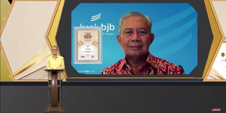 Penghargaan Indonesia Best BUMD Awards 2022, diterima oleh Senior Executive Vice President (SEVP) Bisnis bank bjb Beny Riswandi bank bjb, Kamis 24 Februari 2022 secara virtual.