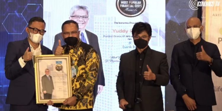 Direktur Utama bank bjb Yuddy Renaldi dianugerahi 2022 Most Popular Financial CEO's Awards