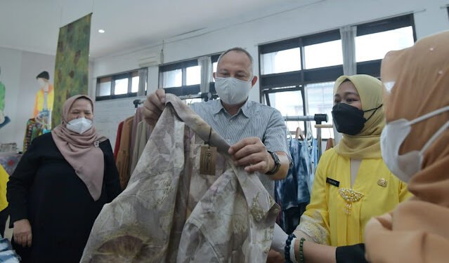 › Pendidikan
SMKN 9 Bandung Dijadikan BLUD, Sekda Jabar Apresiasi Kesiapannya
Redaksi
Kamis, 03 Februari 2022 | 20:12 WIB
0 komentarSHARESekda Jabar Wawan Wangsaatmadja mlihat hasil karya SMKN 9 Bandung (foot:hms)