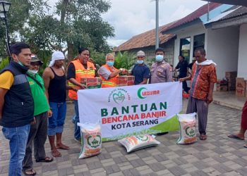 Teks foto: Para relawan MA Care dan LAZISMA memberikan bantuan logistik dan sembako kepada warga korban banjir di Kasunyatan, Banten Lama, Kota Serang, Sabtu 5 Maret 2022 (Foto: Istimewa).