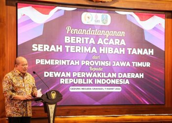 Teks foto: Ketua DPD RI, AA LaNyalla Mahmud Mattalitti bersama Gubernur Jatim, Khofifah Indar Parawansa pada acara Serah Terima Hibah Tanah dari Pemprov Jatim kepada DPD RI di Gedung Negara Grahadi, Senin (7/3/2022). (Doc).