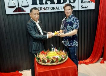 Teks foto: Founder sekaligus Direktur Utama, RABS Internasional Law Firm, Irjen Pol (P), Dr (cand) Rokhmad Sunanto, MM, MH dan salah satu faunder, Sujandi Tunas. (Doc).