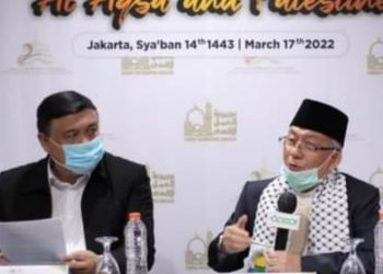Teks foto: Praktisi Media Aat Surya Safaat (kiri) dan Pembina Aqsa Working Group (AWG) Imaam Yakhsyallah Mansur (kanan) ketika tampil pada jumpa pers menjelang pelaksanaan "Konferensi Internasional untuk Membela Tahanan Perempuan Palestina" pada 16 Maret 2022. Konferensi dimaksud dilaksanakan di Jakarta pada 17 Maret 2022. (Foto: Istimewa).