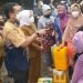 Ketua DPRD Kota Bandung, H. Tedy Rusmawan, AT., M.M., menghadiri kegiatan operasi pasar minyak goreng curah bagi para pedagang dan pelaku usaha mikro, di Pasar Ciwastra Kota Bandung, Senin (21/3/2022).