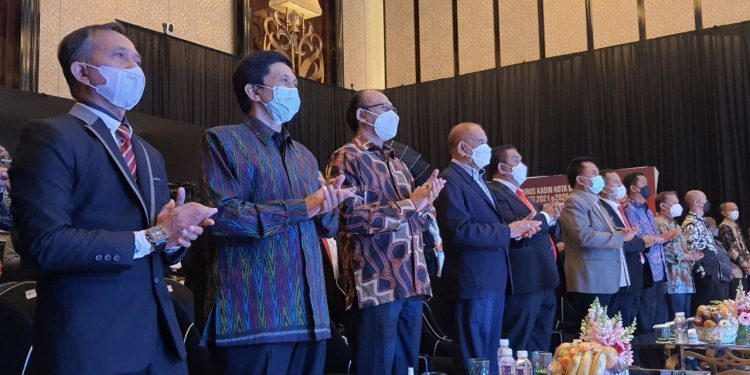 Nicko/Humpro DPRD Kota Bandung.
Pimpinan dan Anggota DPRD Kota Bandung menghadiri acara pelantikan Pengurus Kamar Dagang dan Industri (Kadin) Kota Bandung masa bakti 2021-2026, di Hotel The Trans Bandung, Jumat (25/3/2022).