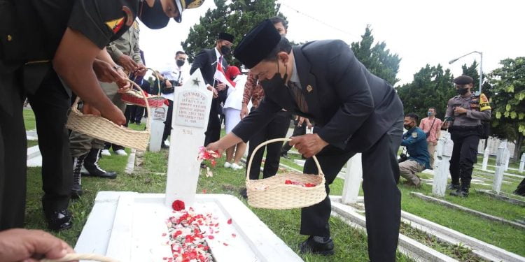 Ketua Komisi B DPRD Kota Bandung, Hasan Faozi bersama unsur Forkopimda Kota Bandung menghadiri Upacara Ziarah dan Tabur Bunga dalam rangka memperingati Hari Bandung Lautan Api (BLA), di Taman Makam Pahlawan (TMP) Cikutra Bandung, Rabu (23/3/2022). Dani/Humpro DPRD