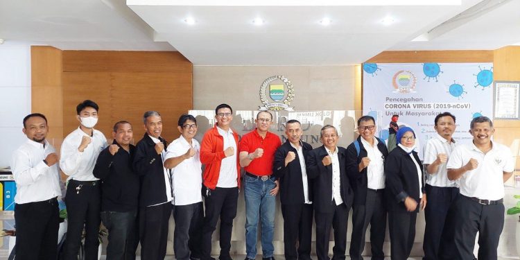 KET.FOTO: Wakil Ketua DPRD Kota Bandung H. Achmad Nugraha, D.H., S.H., menerima audiensi dari Badan Pembina Olahraga Pelajar Seluruh Indonesia (BAPOPSI) Kota Bandung, di Ruang Rapat Banggar DPRD Kota Bandung, Rabu (20/4/2022). Tofan/Humpro DPRD Kota Bandung.
