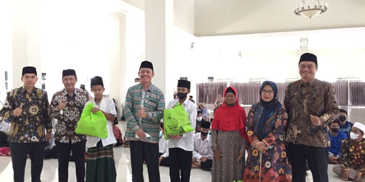 Wakil Rektor Prof.Ah.Fathonih, Dekan FTK, Prof. Aan Hasanah, Sekretaris KOPERTAIS, DR. Usep Dedi Rostandi, Wakil Dekan, DR. Hariman Surya Siregar dan Ketua Penitia DR. Nanang Kosim, diphoto bersama usai secara simbolis memberikan paket bantuan kepada yatim piatu dan kaum dhuafa. /photo istimewa /bedanews.com