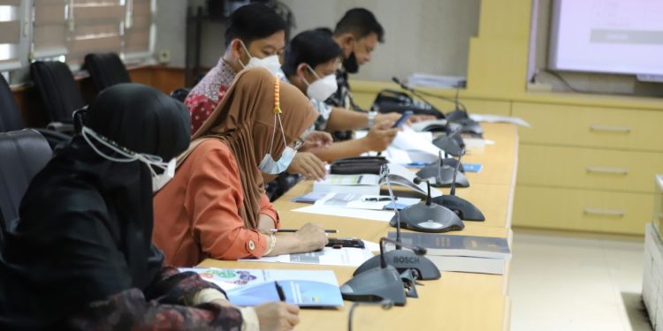 Ket. Foto: Pansus 1 LKPJ membahas Realisasi Kinerja dari Pendapatan Retribusi Daerah Tahun Anggaran 2021, di Ruang Rapat Bamus DPRD Kota Bandung, Selasa, (5/4/2022). Marhan/Humpro DPRD Kota Bandung.