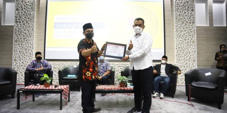 Sekretaris Komisi D DPRD Kota Bandung, Drs. Heri Hermawan, M.M.Pd. menghadiri undangan menjadi narasumber acara talk show Kelompok Masyarakat Peduli Perlindungan Anak (KMPPA) Kota Bandung, Jumat (22/4/2022). Dani/Humpro DPRD Kota Bandung.