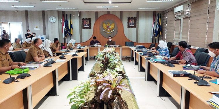 KET. FOTO: Pansus 1 melaksanakan rapat kerja dalam pembahasan Realisasi Kinerja Kegiatan TA. 2021 bersama DP3A, DPP&KB, Dispora, dan BPKSDM di Ruang Rapat Bamus DPRD Kota Bandung, Selasa (19/4/2022). Dani/Humpro DPRD Kota Bandung