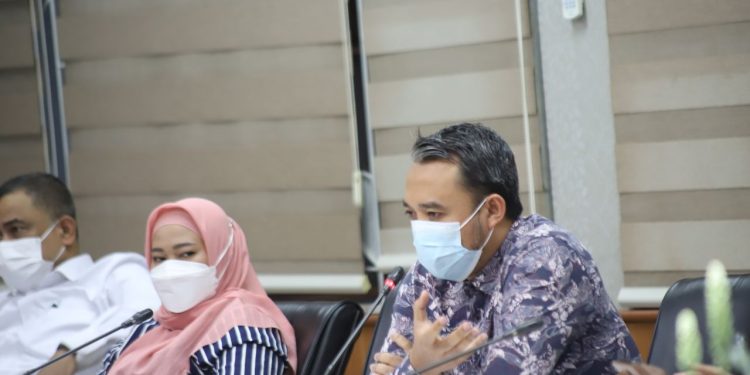 KET. FOTO: Pansus 1 (LKPJ) DPRD Kota Bandung menggelar rapat kerja bersama Dinas Cipta Karya Bina Konstruksi dan Tata Ruang, Dinas SDA dan Bina Marga, serta Dinas Lingkungan Hidup, di Gedung DPRD Kota Bandung, Selasa (12/4/2022). Nuzon/Humpro DPRD Kota Bandung.