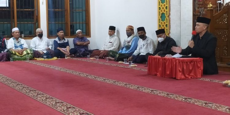 KET.FOTO: Wakil Ketua III DPRD Kota Bandung, Dr. H. Edwin Senjaya, S.E., M.M., menghadiri acara silaturahim warga Kelurahan Pungkur, Kecamatan Regol, di Kantor RW 06 Kelurahan Pungkur, Selasa (19/4/2022). Permana/Humpro DPRD Kota Bandung.