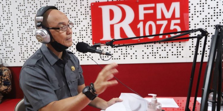 KET.FOTO: Wakil Ketua DPRD Kota Bandung, Dr. H. Edwin Senjaya, SE., M.M., hadir dalam talk show Obrolan Plus Solusi (Opsi), di Studio Radio PR FM Bandung, Senin, (18/4/2022). Jaja/Humpro DPRD Kota Bandung.