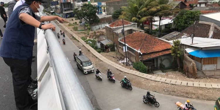 Ketua DPRD Kota Bandung H. Tedy Rusmawan, A.T., M.M., dan Ketua Komisi C DPRD Yudi Cahyadi, S.P., meninjau kesiapan proyek jalan layang Kopo, Bandung, Kamis (28/4/2022). Ajie/Humpro DPRD Kota Bandung