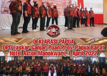 Teks foto: Ketua DPD LGP Papua Barat, Dominggus Mandacan saat memberikan sambutan dihadapan LGP Papua Barat dan menyematkan cinderamata ke Ketua Dewan Pembina LGP, H. Mochtar Mohamad. (Doc).