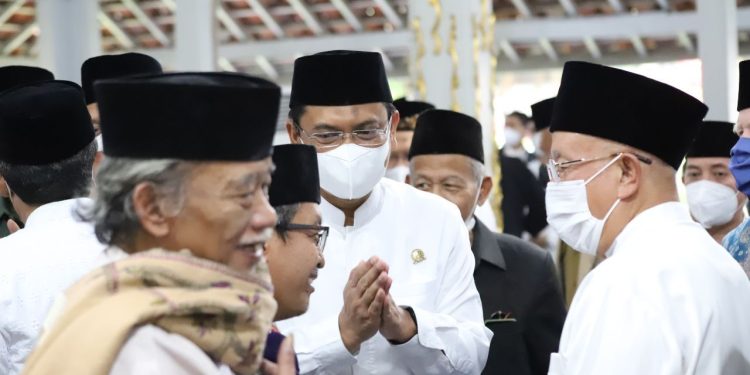 Ketua DPRD Kota Bandung, H. Tedy Rusmawan, A.T., M.M., hadir dalam acara silaturahmi oleh Ulama dan Umaro Kota Bandung, yang dilaksanakan di Pendopo Kota Bandung, Kamis, (28/4/2022). Nuzon/Humpro DPRD Kota Bandung.