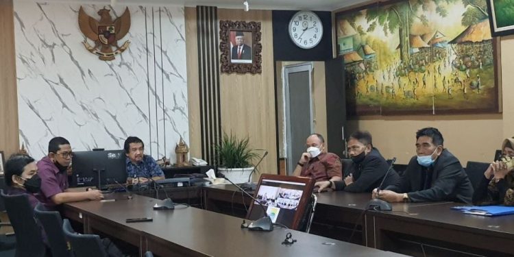 KET.FOTO: Komisi D bersama Dispora, Perbasi, KONI, dan klub The Wallrus Basketball melakukan audiensi, Jumat (22/4/2022). Nicko/Humpro DPRD Kota Bandung.