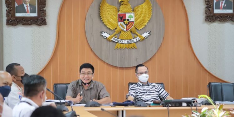 KET. FOTO: DPRD Kota Bandung bersama Satpol PP Kota Bandung, Dinas Kebakaran dan Penanggulangan Bencana Kota Bandung (Diskar PB), Paguyuban Camat Kota Bandung dan Bapelitbang Kota Bandung melaksanakan Rapat Kerja Panitia Khusus (Pansus) 1, Rabu (20/4/2022). Chiko/Humpro DPRD Kota Bandung.