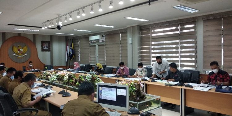 KET.FOTO: Pansus Laporan Keterangan Pertanggungjawaban (LKPJ) Wali Kota Bandung menggelar rapat kerja bersama Dinas Sosial, Dinas Kesehatan, dan Dinas Pendidikan di Gedung DPRD Kota Bandung, Senin (11/4/2022). Nuzon/Humpro DPRD Kota Bandung.