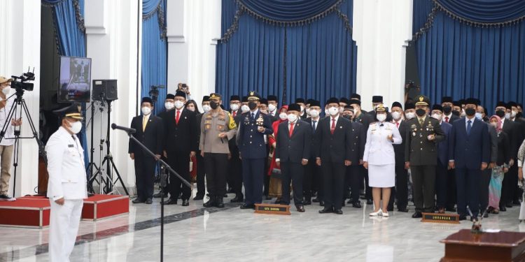 KET. FOTO: Pimpinan dan perwakilan Anggota DPRD Kota Bandung menghadiri prosesi pelantikan Wali Kota Bandung Yana Mulyana, di Gedung Sate Bandung, Senin (18/4/2022). Jaja/Humpro DPRD Kota Bandung.