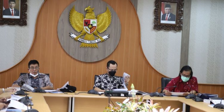 Ket. Foto: Pansus 1 DPRD Kota Bandung menggelar rapat kerja Laporan Keterangan Pertanggung Jawaban (LKPJ) Wali Kota Bandung, dalam agenda Realisasi Kinerja dari Pendapatan Pajak Daerah Tahun 2021, di Ruang Bamus Gedung DPRD Kota Bandung, Selasa (5/4/2022). Marhan/Humpro DPRD Kota Bandung.