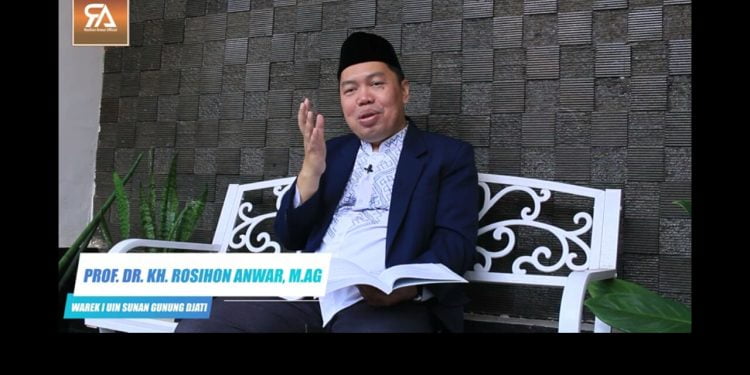 Prof.Dr.Rosihon Anwar, M.Ag menjelaskan kehebatan alquran  dalam aspek keindahan bahasa dan sastra/ sumber-photo chanel youtube " renungan seputar quran" 2022