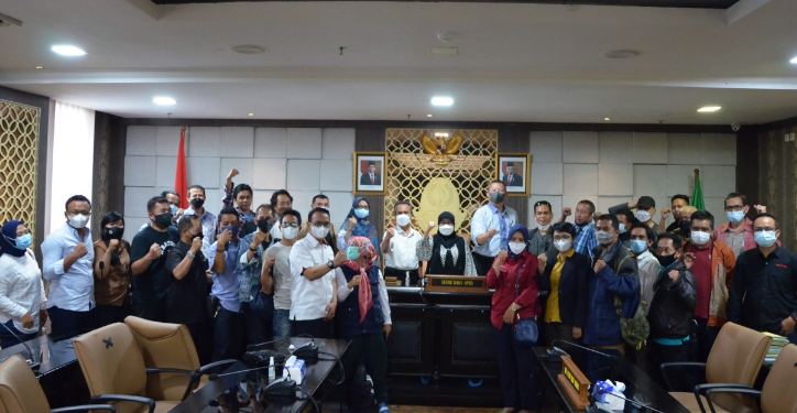 Sekretaris DPRD Jawa Barat. Dr Hj Ida Wahida Hidayati, SE, SH, M.Si didampingi Kabag Persidangan dan PUU, Dra Iis Rostiasih, Msi beserta Kasubag Humas, Publikasi dan Protokol, M Hafidz,SH. bersama para wartawan berfoto bersama.(Foto:HumasDPRD Jabar)