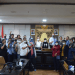 Sekretaris DPRD Jawa Barat. Dr Hj Ida Wahida Hidayati, SE, SH, M.Si didampingi Kabag Persidangan dan PUU, Dra Iis Rostiasih, Msi beserta Kasubag Humas, Publikasi dan Protokol, M Hafidz,SH. bersama para wartawan berfoto bersama.(Foto:HumasDPRD Jabar)