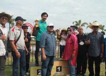 Teks foto: Bupati Pangandaran, H. Jeje Wiradinata menyerahkan piala atas keberhasilan kuda Darmaraja memenangi Kelas 3 Tahun Derby 1550 meter. (Doc).