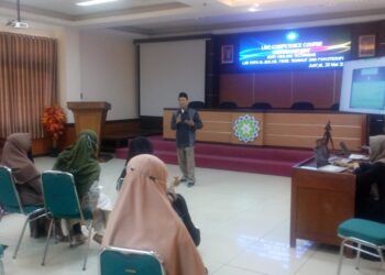 Trainer dan trapist Naan, M.Ag, Ct.MHT saat berbagi imunya kepada mahasiswa
Jurusan Tasawuf Psikoterapi FU UIN SGD Bandung/Jumat, 20/5/22/ photo .bedanews.com