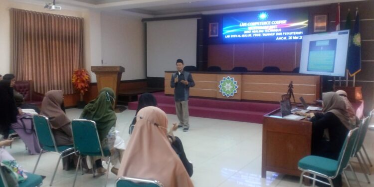 Trainer dan trapist Naan, M.Ag, Ct.MHT saat berbagi imunya kepada mahasiswa
Jurusan Tasawuf Psikoterapi FU UIN SGD Bandung/Jumat, 20/5/22/ photo .bedanews.com
